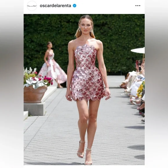 Oscar de la Renta
Sequined Scallop Dress - Picture 2 of 10